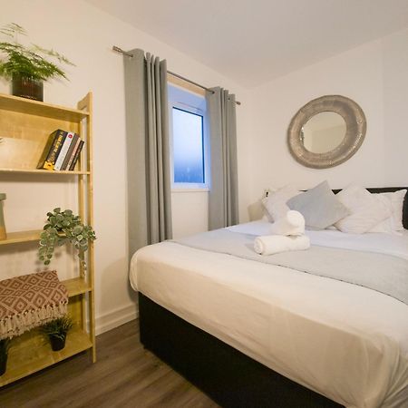Plenty Of Parking Available; 3 Bedroom Apartment By Property Promise 카디프 외부 사진