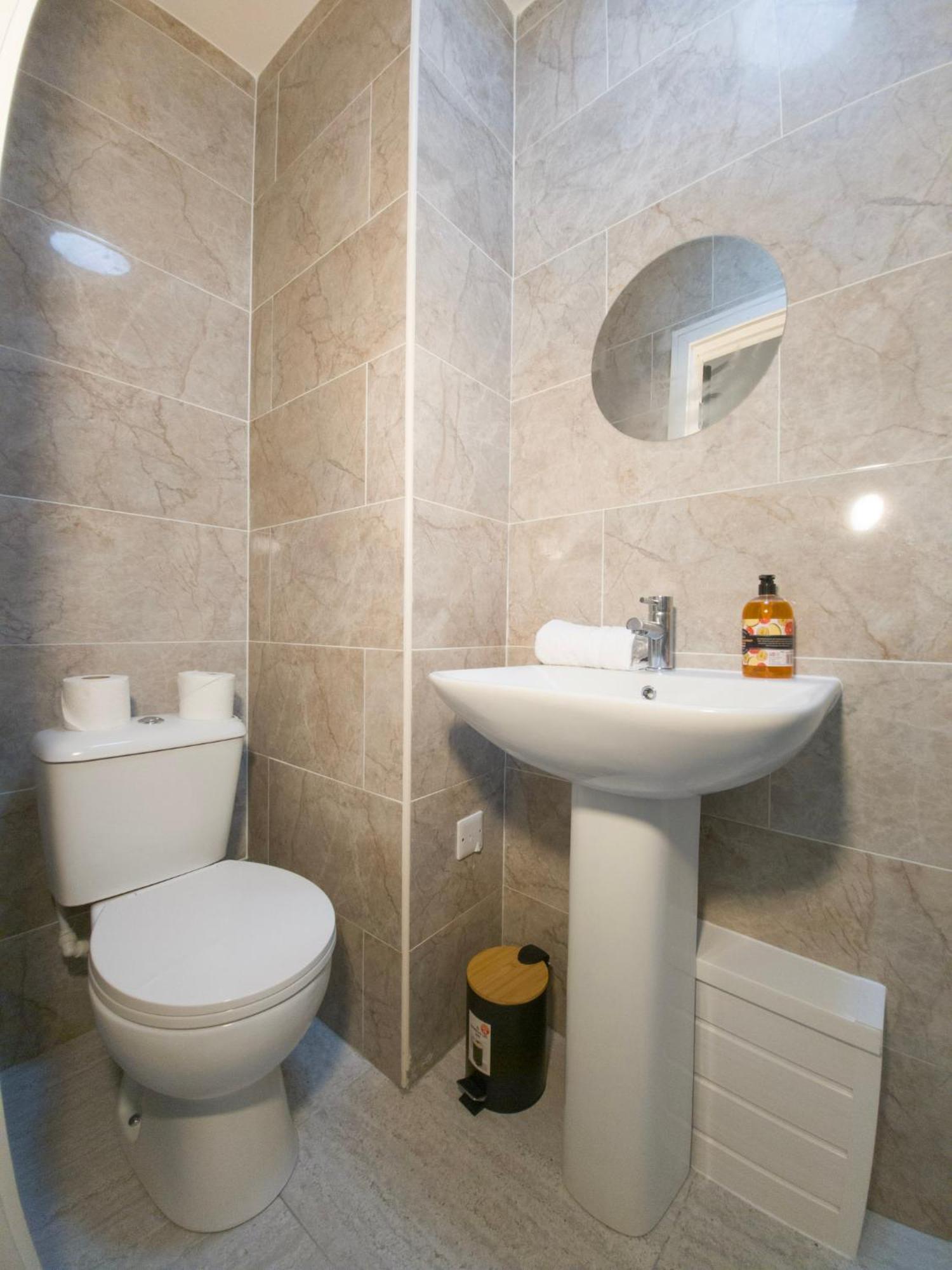 Plenty Of Parking Available; 3 Bedroom Apartment By Property Promise 카디프 외부 사진