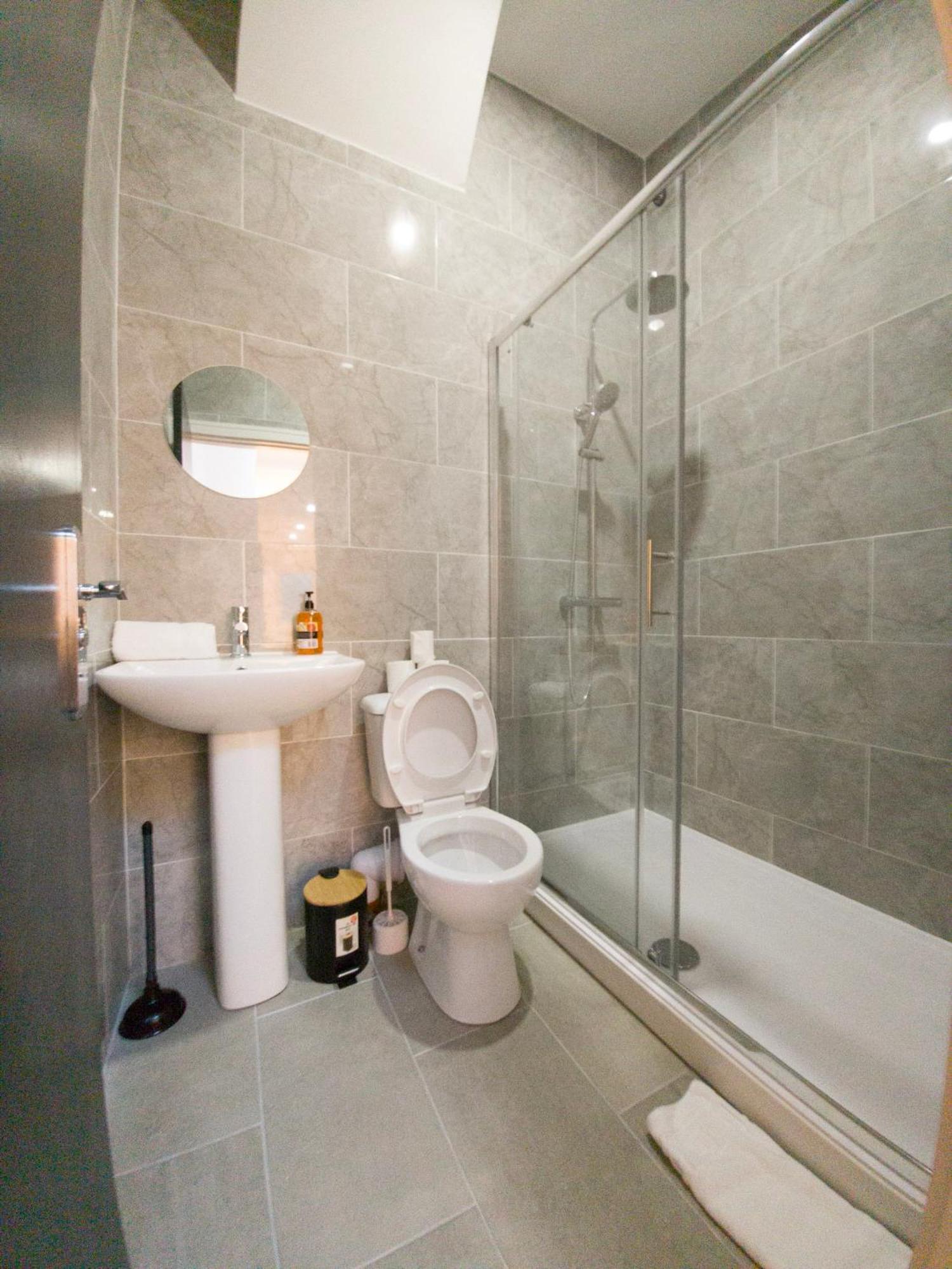 Plenty Of Parking Available; 3 Bedroom Apartment By Property Promise 카디프 외부 사진