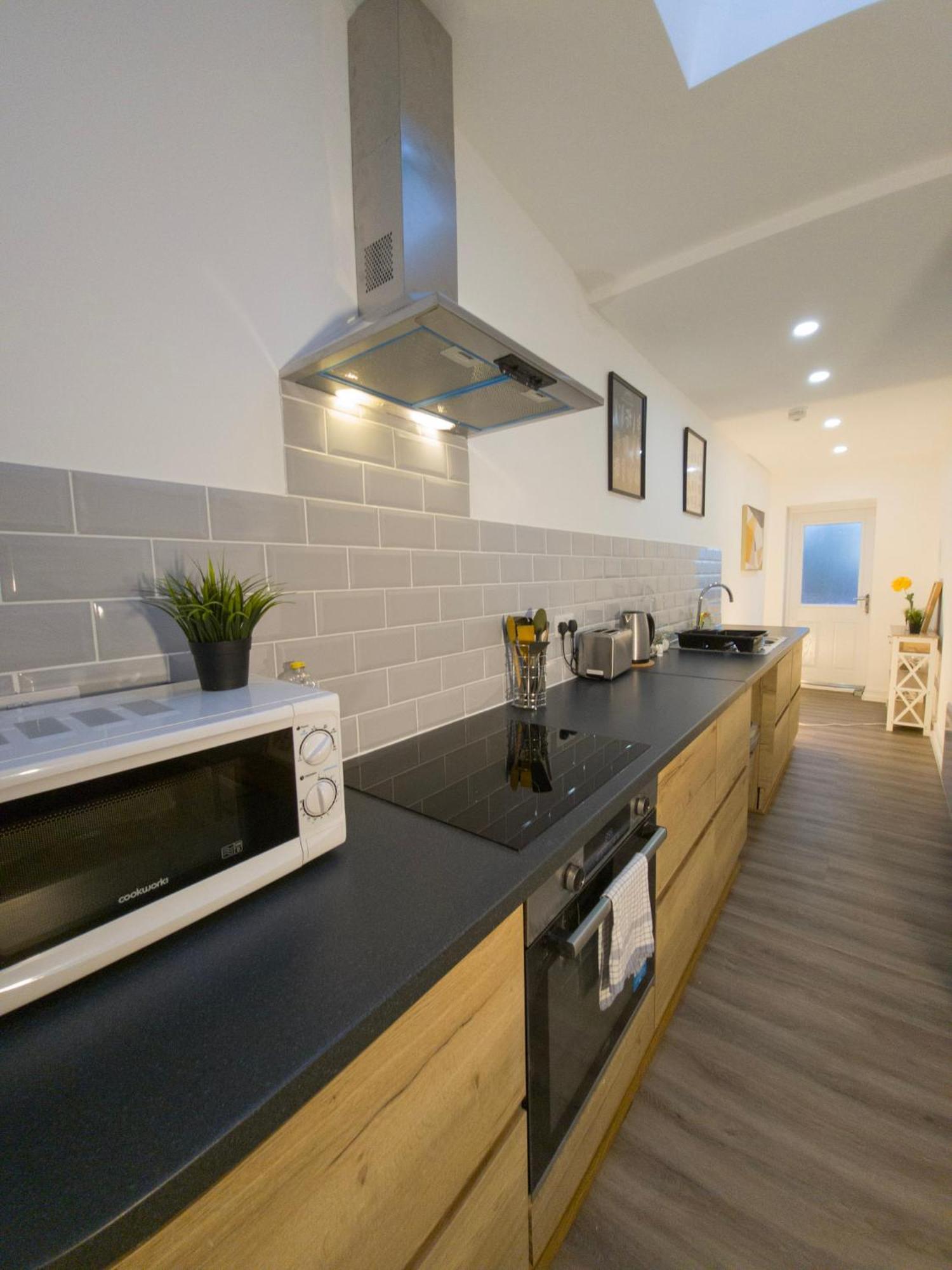 Plenty Of Parking Available; 3 Bedroom Apartment By Property Promise 카디프 외부 사진