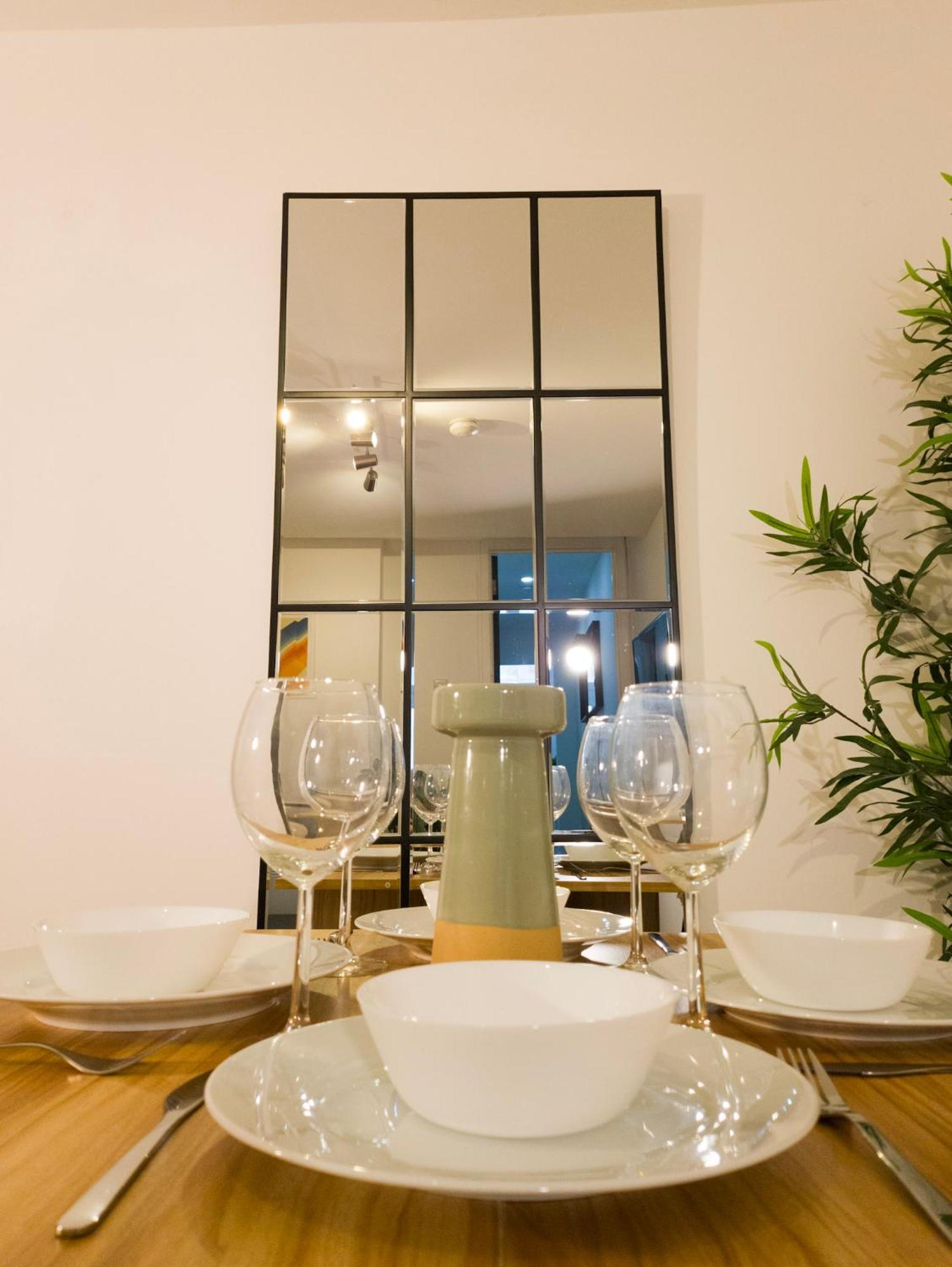 Plenty Of Parking Available; 3 Bedroom Apartment By Property Promise 카디프 외부 사진