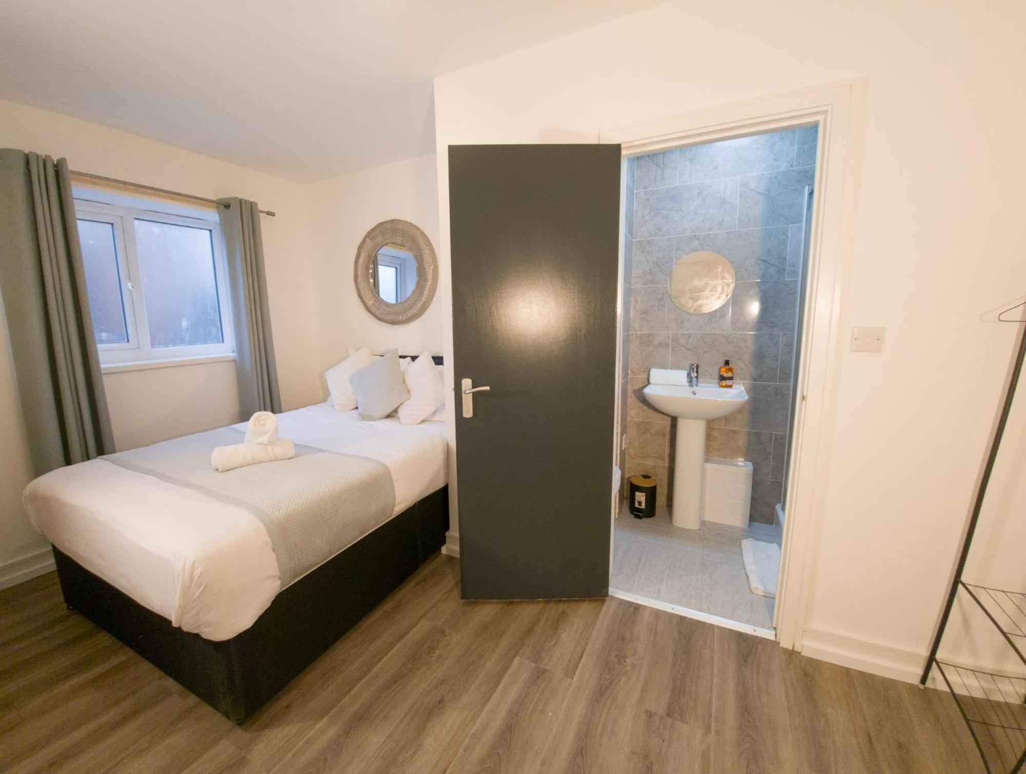 Plenty Of Parking Available; 3 Bedroom Apartment By Property Promise 카디프 외부 사진