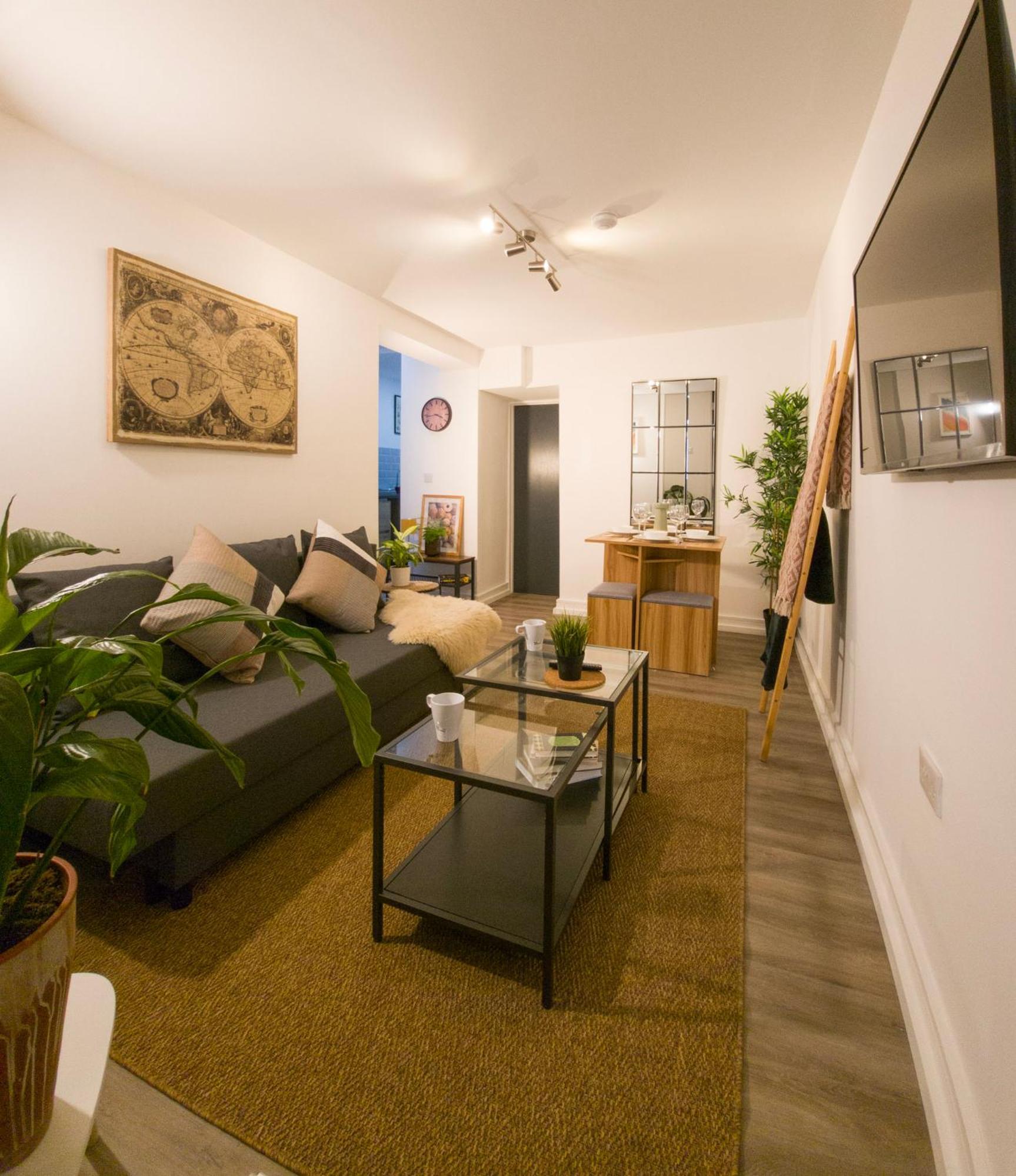 Plenty Of Parking Available; 3 Bedroom Apartment By Property Promise 카디프 외부 사진