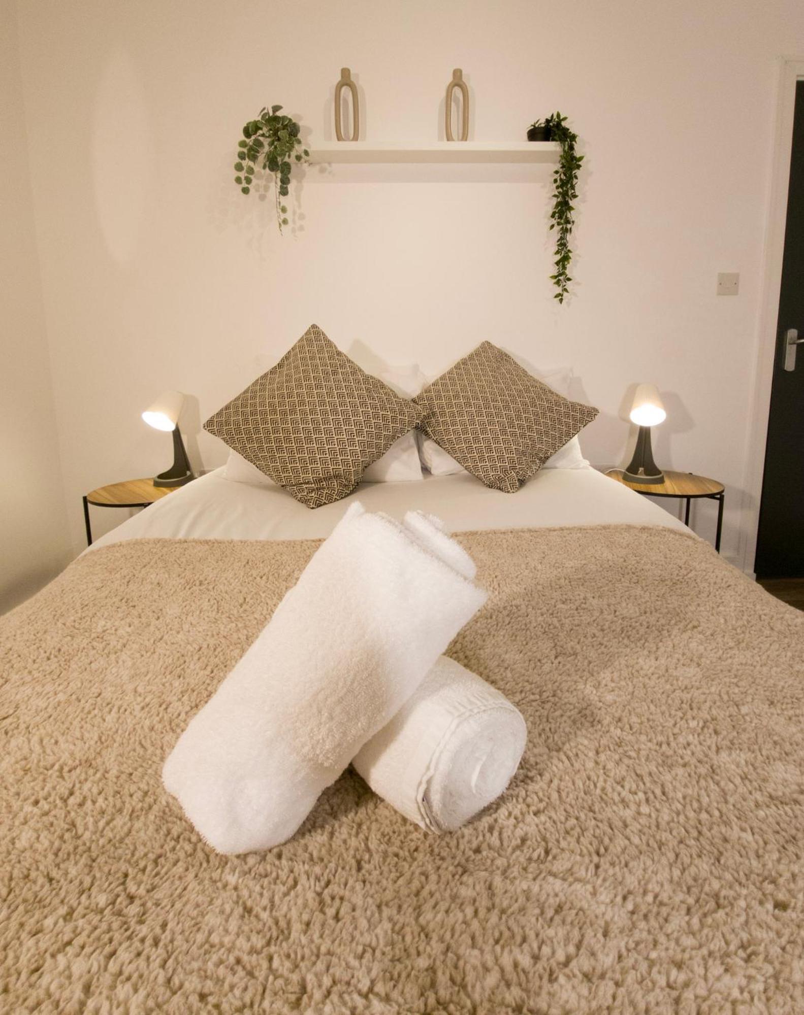 Plenty Of Parking Available; 3 Bedroom Apartment By Property Promise 카디프 외부 사진
