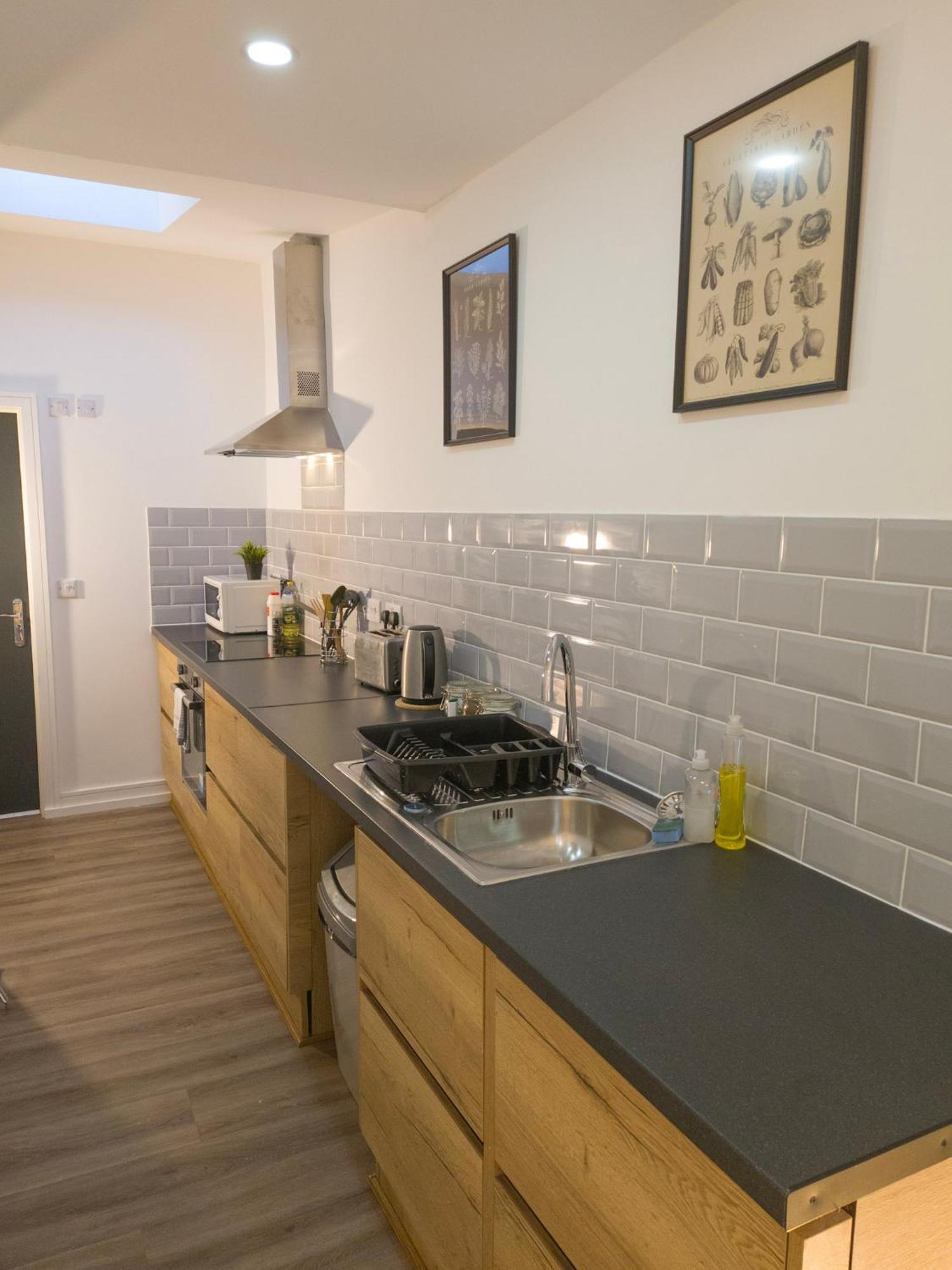 Plenty Of Parking Available; 3 Bedroom Apartment By Property Promise 카디프 외부 사진