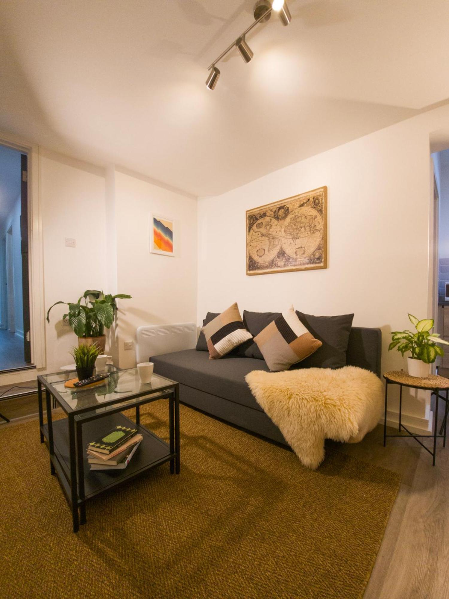 Plenty Of Parking Available; 3 Bedroom Apartment By Property Promise 카디프 외부 사진