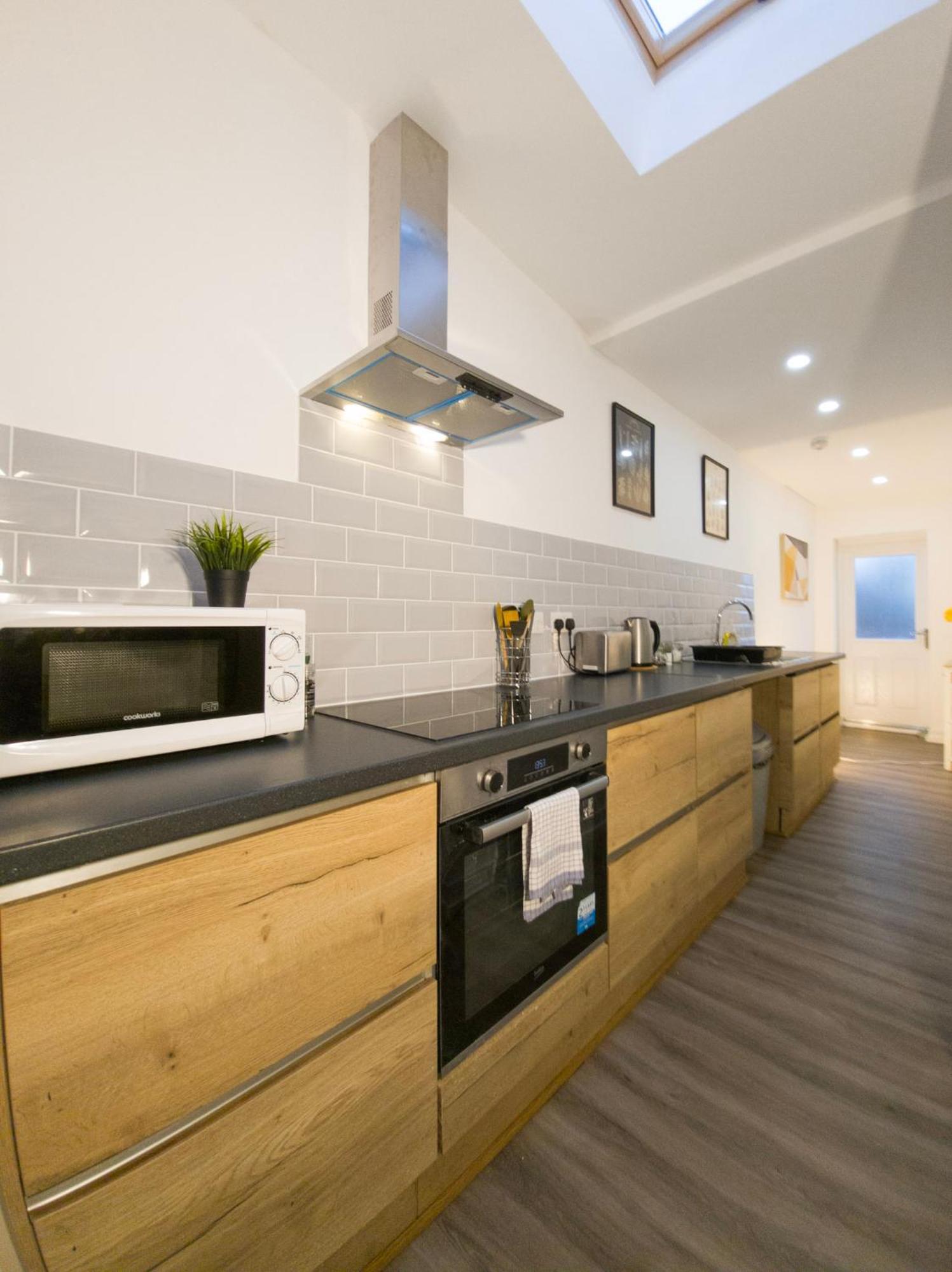 Plenty Of Parking Available; 3 Bedroom Apartment By Property Promise 카디프 외부 사진