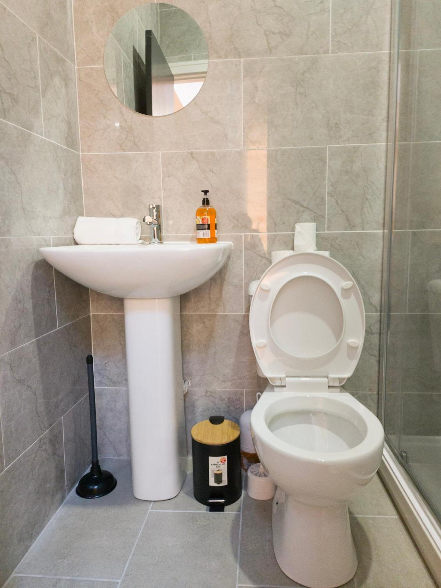 Plenty Of Parking Available; 3 Bedroom Apartment By Property Promise 카디프 외부 사진