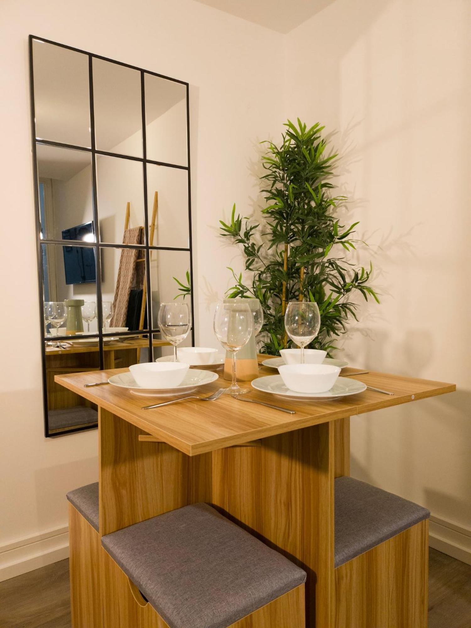 Plenty Of Parking Available; 3 Bedroom Apartment By Property Promise 카디프 외부 사진