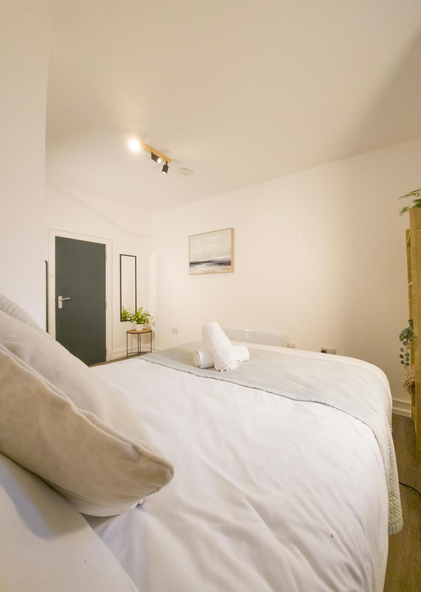 Plenty Of Parking Available; 3 Bedroom Apartment By Property Promise 카디프 외부 사진