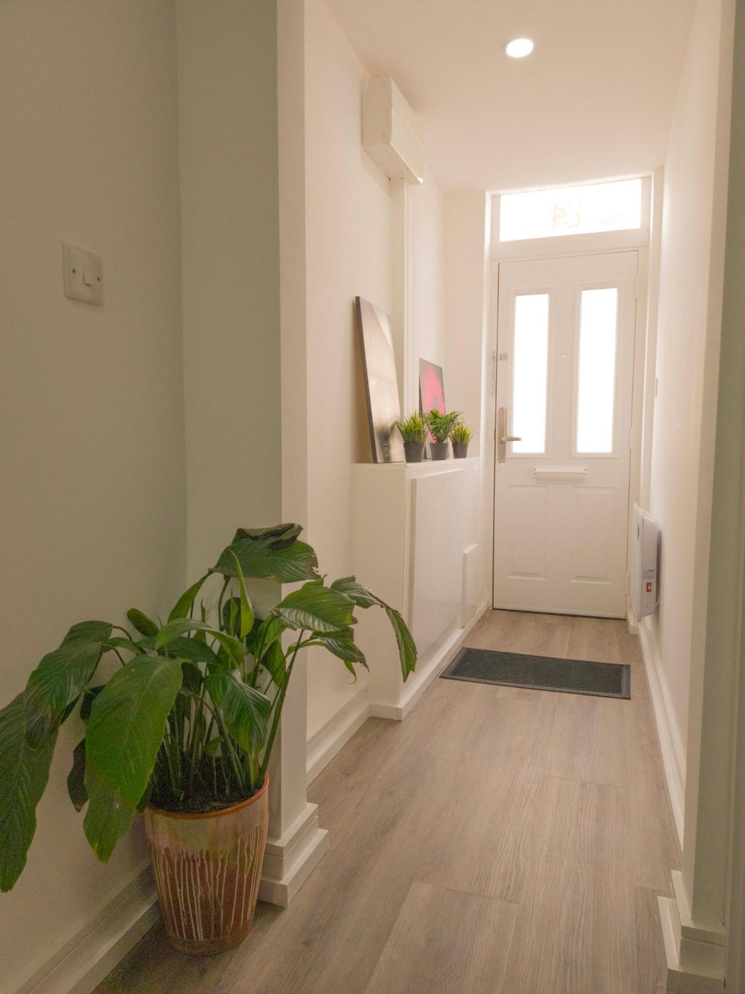 Plenty Of Parking Available; 3 Bedroom Apartment By Property Promise 카디프 외부 사진