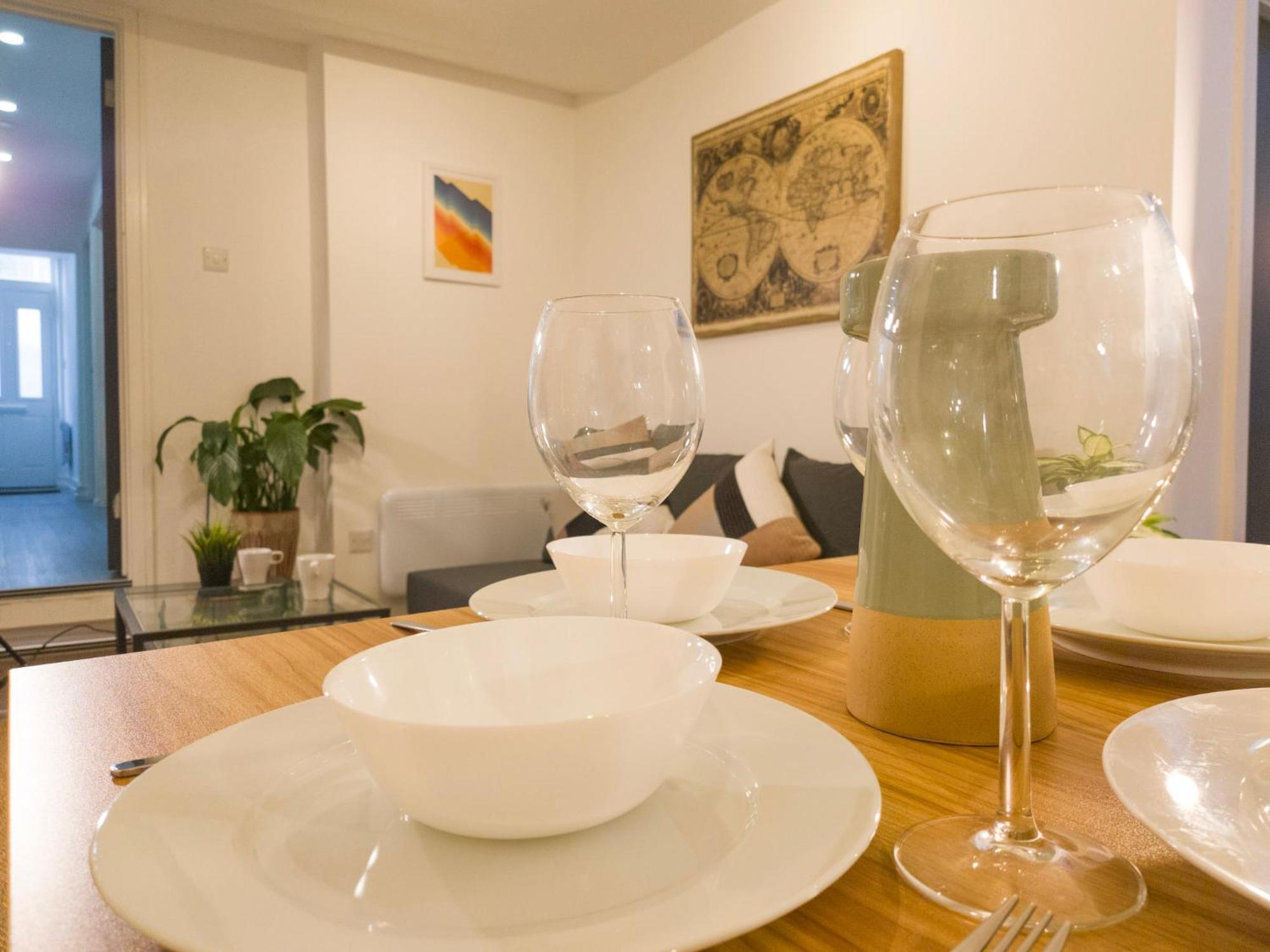 Plenty Of Parking Available; 3 Bedroom Apartment By Property Promise 카디프 외부 사진