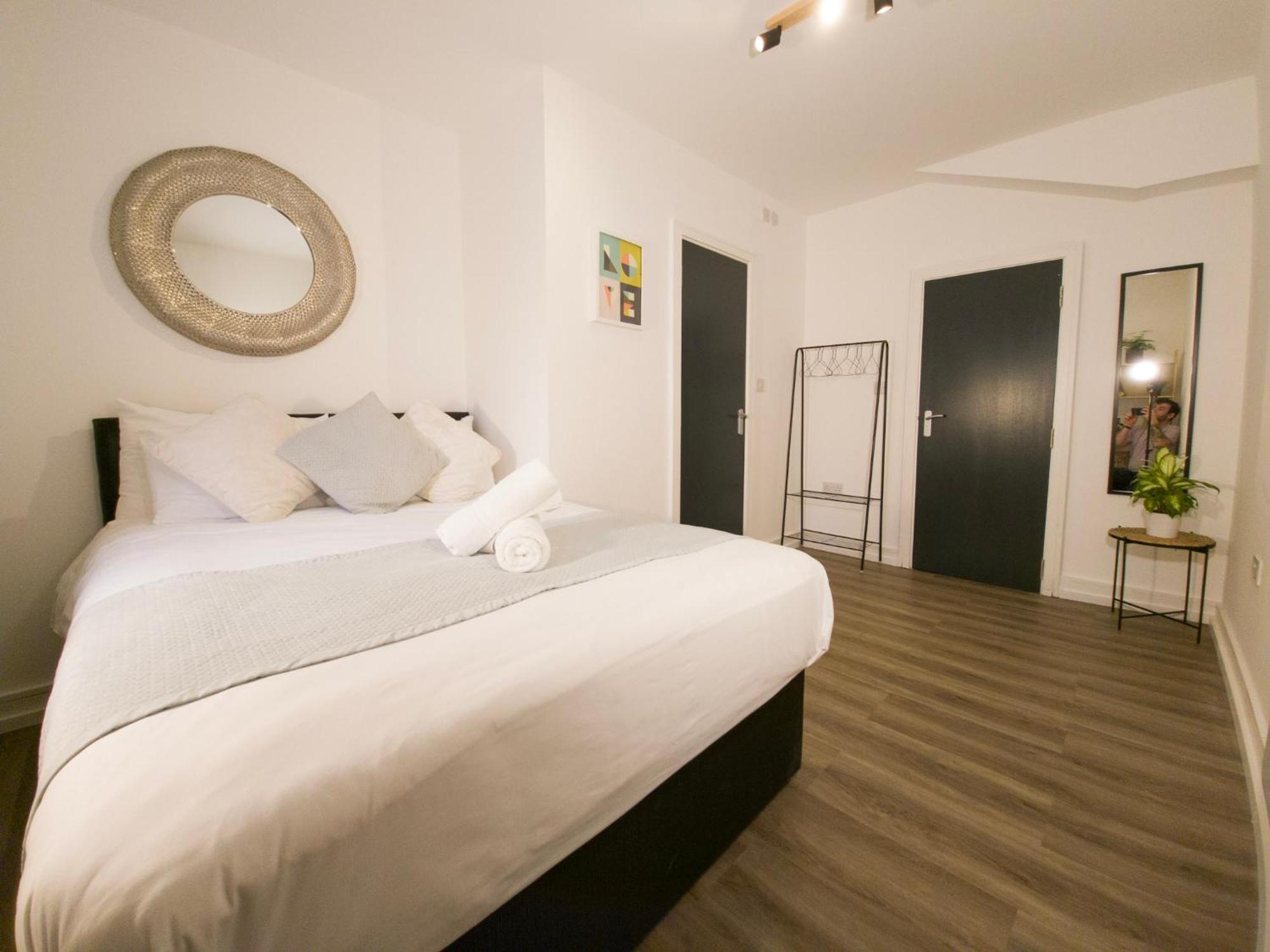 Plenty Of Parking Available; 3 Bedroom Apartment By Property Promise 카디프 외부 사진