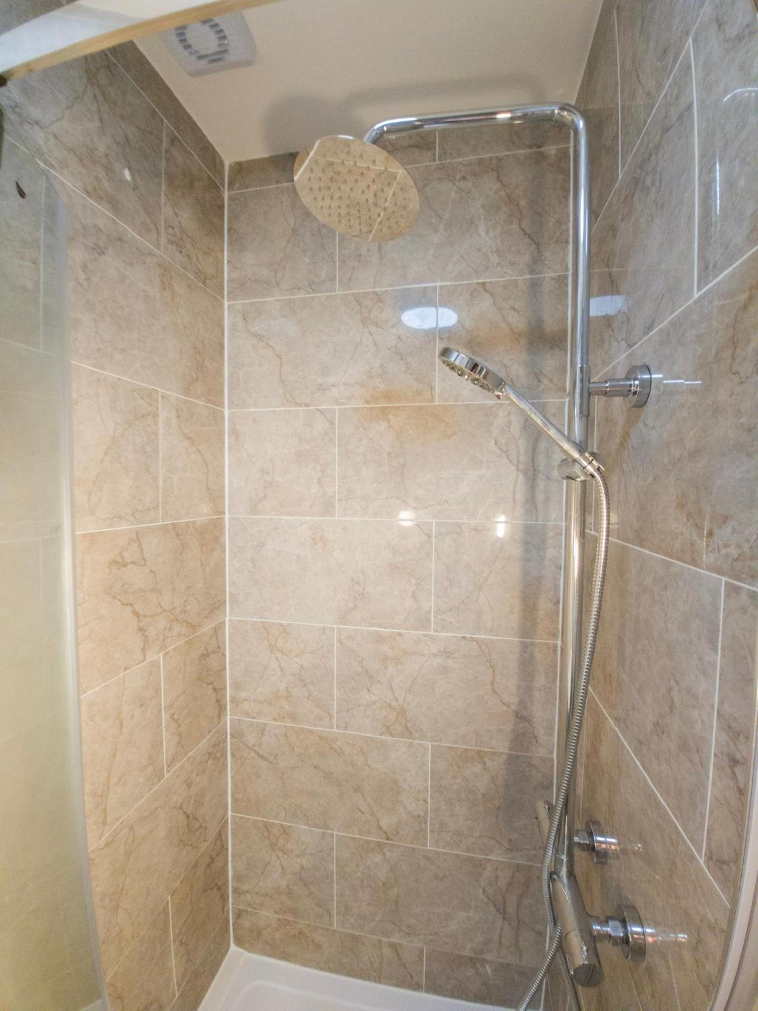 Plenty Of Parking Available; 3 Bedroom Apartment By Property Promise 카디프 외부 사진